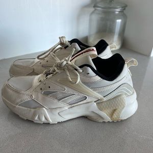 Woman’s Reabok beige sneakers